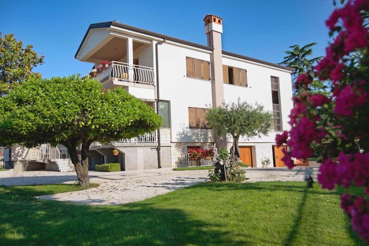 אומאג Apartments Vili מראה חיצוני תמונה